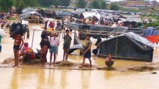 পানি এবং কাদামাটিতে একাকার হয়ে গেছে ক্যাম্পের কোন কোন জায়গা।